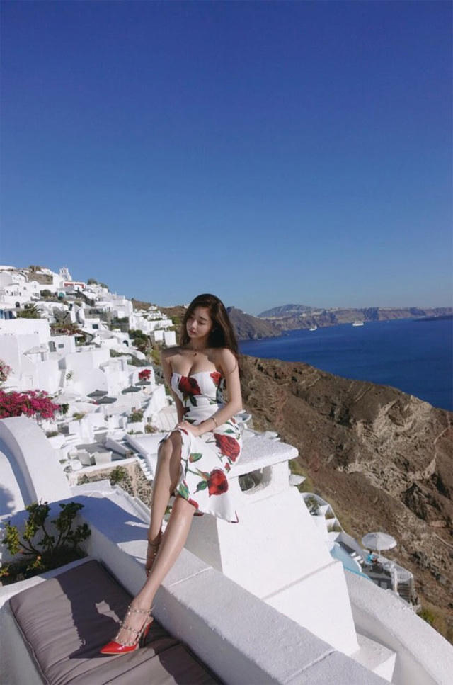 Cô yêu thích hàng hiệu, đặc biệt là thương hiệu Hermes và Dolce.