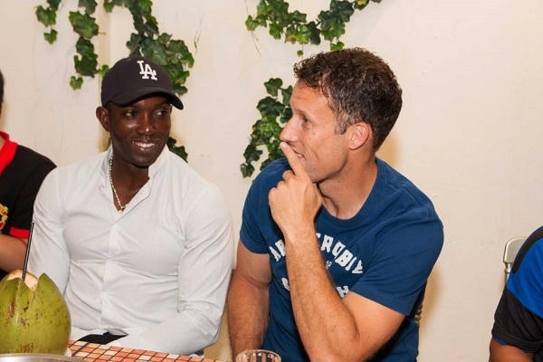 Phạm Anh Khoa gặp gỡ tuyển thủ Ronney Johnsen v&agrave; Dwight Yorke