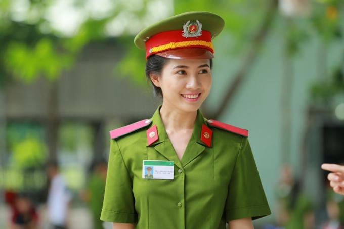 Người đẹp sinh năm 1990 cho biết: “Không giống như hình ảnh được trang điểm và chăm chút kỹ lưỡng quần áo. Hình ảnh nữ cảnh sát trong phim là hình ảnh mộc mạc và gần gũi. Không ít phân đoạn tôi còn được hóa trang nhợt nhạt để phù hợp với tính chất của vai diễn.  Trang phục thì hầu hết là mặc quân phục, tôi thấy tự hào và may mắn khi được đạo diễn tin tưởng giao vai và cũng cho rằng anh Thành Vinh hơi “liều” khi chọn tôi. Chính vì thế tôi nỗ lực rất nhiều để không để mọi người thất vọng. Hy vọng sau khi công chiếu, khán giả sẽ hài lòng với sự thay đổi của Mơ”.