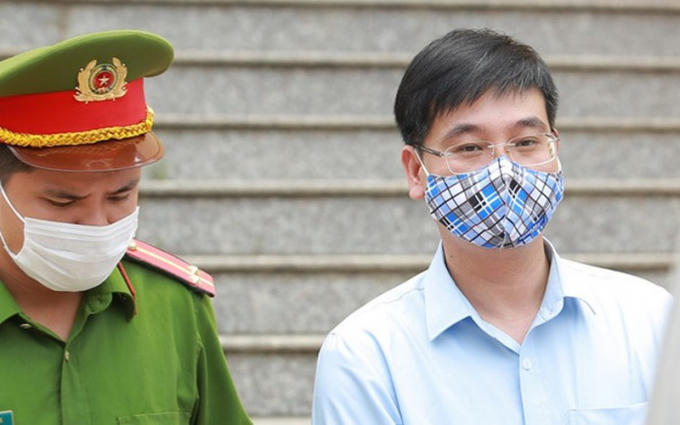 Bị cáo Khương Ngọc Chất - Cựu Trưởng phòng PA83 (bên phải).