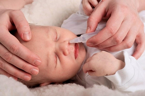 Mẹ nên cẩn trọng sử dụng nước muối sinh lý khi chăm sóc bé.