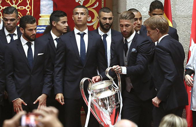 Các thành viên của Real bảnh bao trong trang phục sang trọng