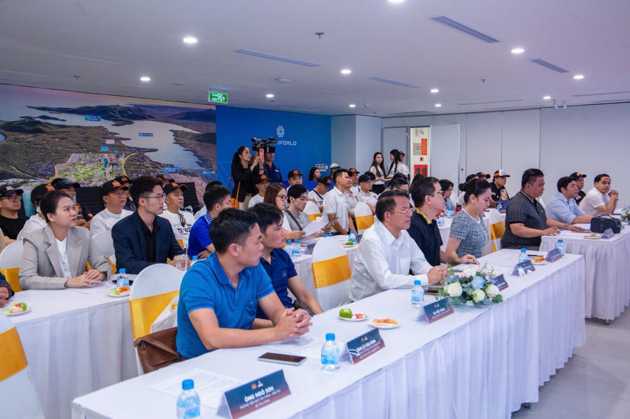 Các đại biểu tham gia lễ công bố thông tin.