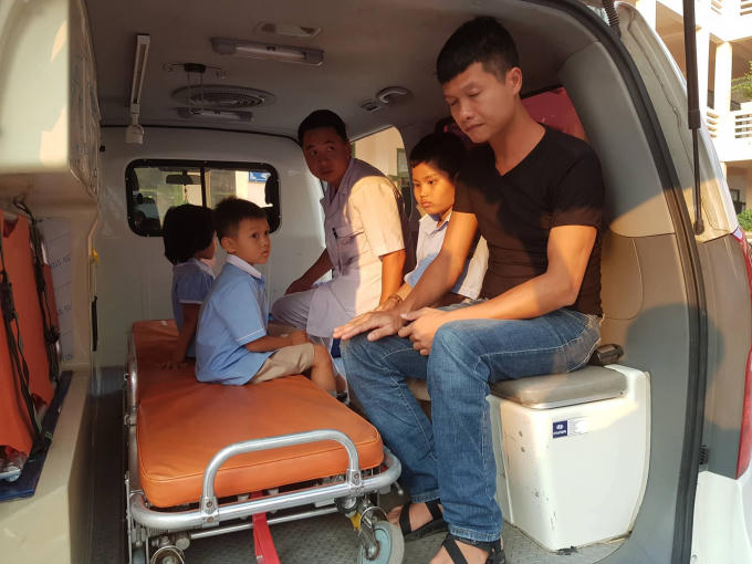 Hơn 200 học sinh nhập viện nghi ngộ độc.