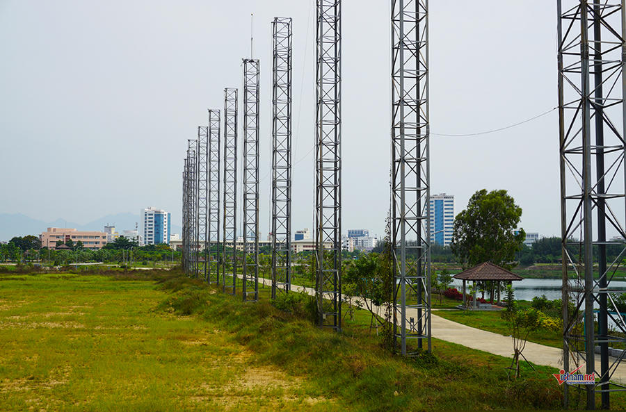 Nhiều bức tường ở nhà tập bị người ngoài vào bôi bẩn, vẽ bậy. Hệ thống cơ sở vật chất xuống cấp, ám đầy bụi bẩn