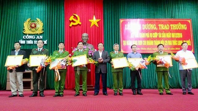Ông Nguyễn Văn Cao - Chủ tịch UBND tỉnh Thừa Thiên - Huế (người giữa) trao hoa và Giấy khen cho các đơn vị trong chuyên án. (Ảnh: Đăng Hậu)