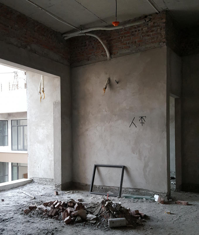 Một số công nhân cũng đang hoàn thiện công trình trên tầng 34 của Tòa nhà, có nhiều vật liệu, vật dụng cùng giá đỡ để ngổn ngang. (Ảnh chụp sáng 7/12).