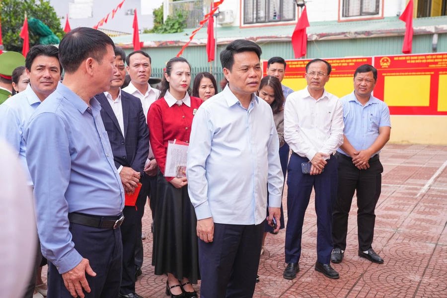 UVTW Đảng, Chủ tịch UBND TP Hải Phòng Lê Ngọc Châu kiểm tra công tác chuẩn bị bầu cử tại phường Dương Kinh.