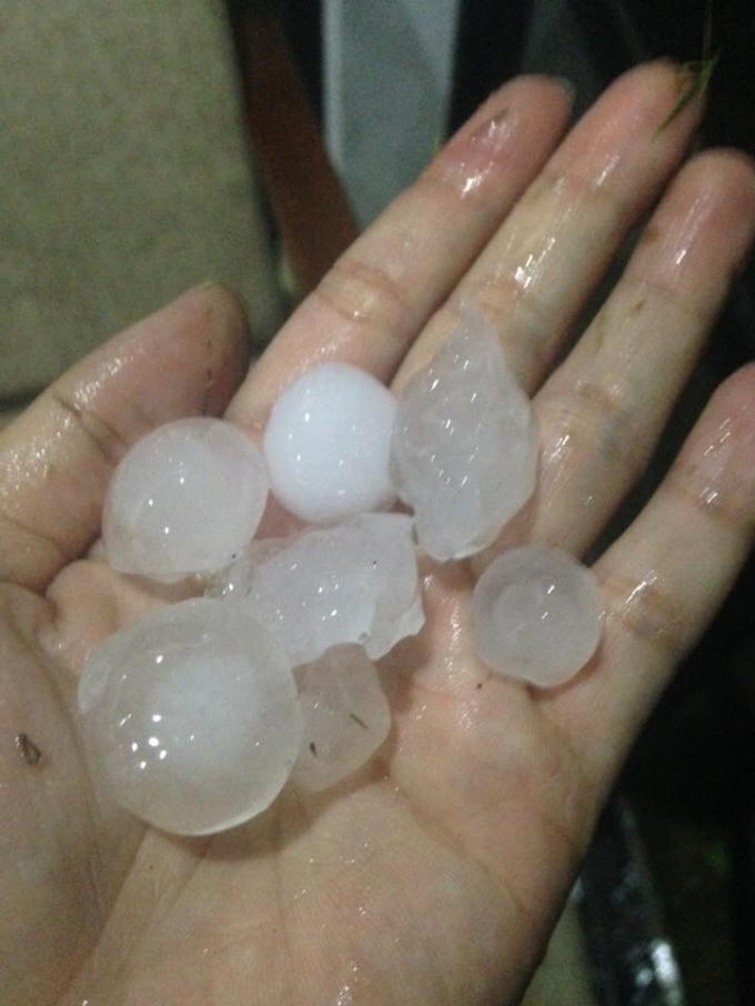 Những viên đá trong trận mưa có kích thước khá lớn.