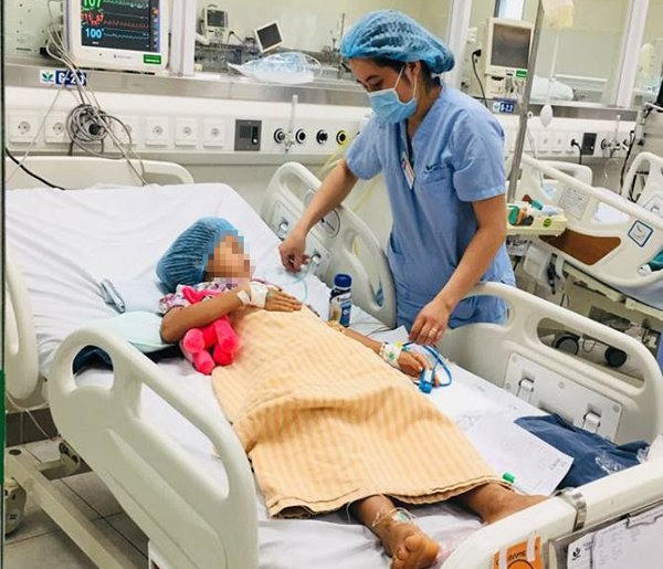 Bé M đang được điều trị tại khoa Hồi sức tích cực, BV Nhi TƯ