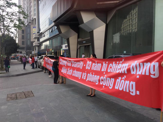 Bãi đỗ xe tạm và lối đi chung của cư dân tòa nhà bị chủ đầu tư chiếm dụng biến thành hàng quán.