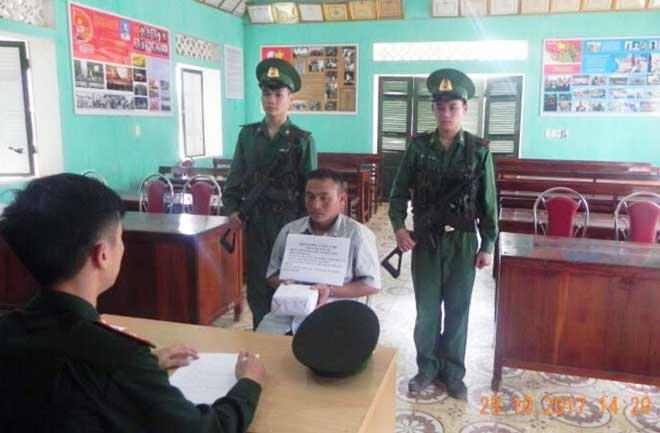 Đối tượng Vàng A Trụ tại cơ quan điều tra.