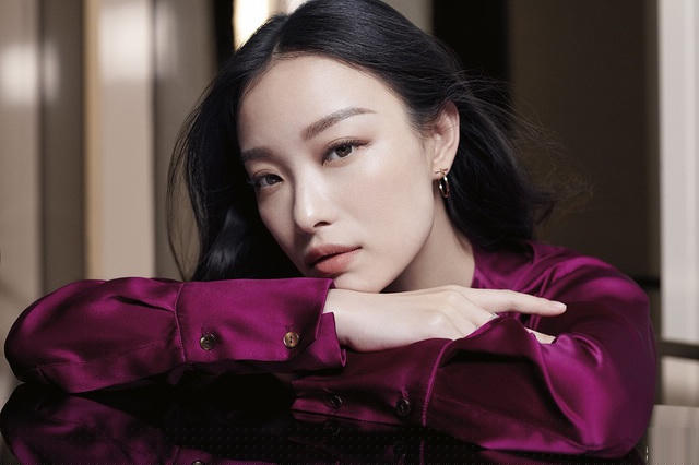 Nghê Ni sở hữu gương mặt đẹp lạ, thanh tú và dáng vóc nhỏ nhắn. Cô còn là một gương mặt quen thuộc trên các ấn phẩm thời trang. 