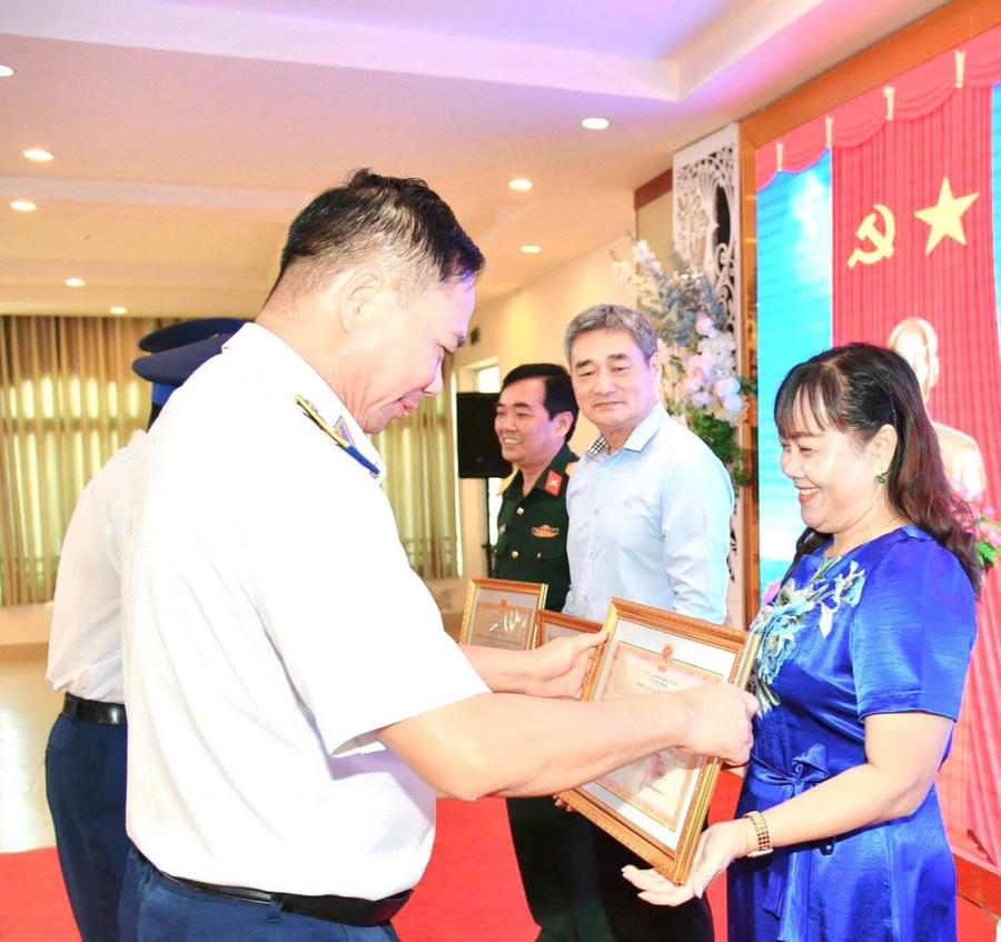 Thiếu tướng Nguyễn Văn Dũng - Chính ủy Bộ Tư lệnh Vùng Cảnh sát biển 4 - trao tặng bằng khen của Chính ủy Cảnh sát biển Việt Nam cho bà Lê Thị Khánh Thùy - phóng viên báo Pháp luật Việt Nam vì có thành tích xuất sắc trong công tác phối hợp tuyên truyền - Ảnh: Thanh Nghị.
