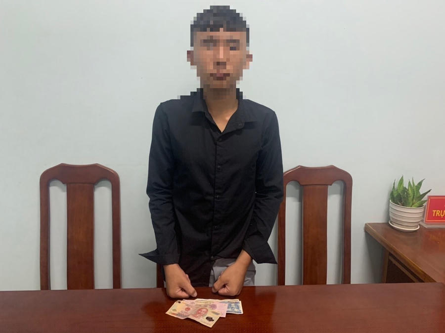 Đối tượng Trần N. T. và tang vật vụ cướp giật tài sản.