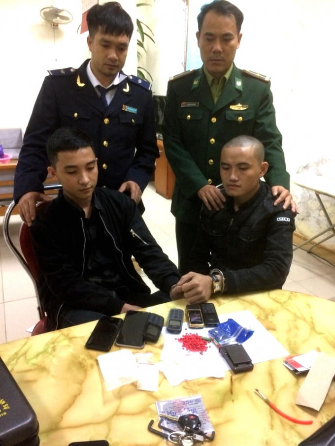 Hai đối tượng cùng tang vật tại cơ quan chức năng.