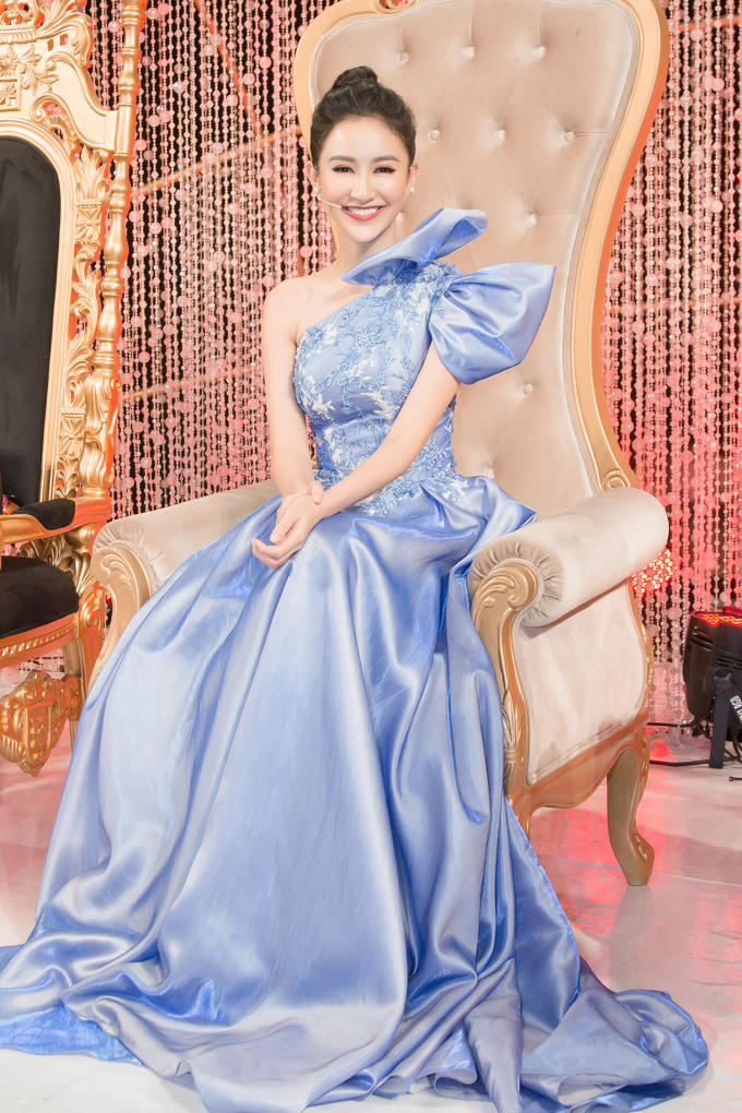 Hà Thu ghi điểm với vai trò host Duyên dáng Bolero 2018