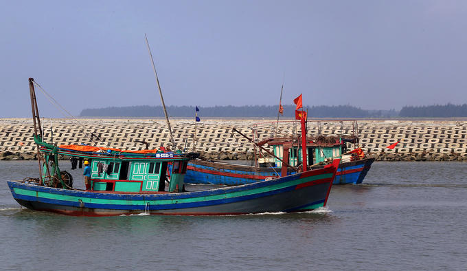 Theo người dân, mỗi ngày lạch sông thu hút cả trăm lượt tàu thuyền. Thời điểm đông nhất vào tầm 11h-12h trưa, tàu thuyền nối đuôi nhau cả trăm chiếc giống như tắc đường trên cạn.