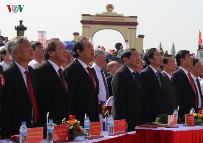Dự lễ thượng cờ có Ủy viên Bộ Chính trị, Phó Thủ tướng Thường trực Chính phủ Trương Hòa Bình, Bộ trưởng Bộ Thông tin và Truyền thông Trương Minh Tuấn, Nhà báo Thuận Hữu, Tổng Biên tập Báo Nhân dân - Chủ tịch Hội Nhà báo Việt Nam và đại diện các Ban, Bộ ngành Trung ương, địa phương và đông đảo tướng lĩnh, cựu chiến binh, người dân và du khách.