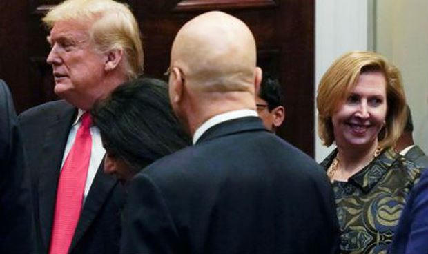 tBà Mira Ricardel (bên phải).