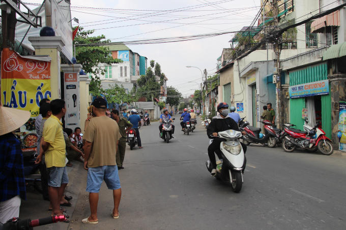 Người dân tập trung theo dõi vụ việc.