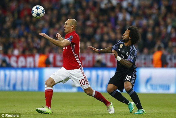 Robben liên tục làm khổ cánh trái của Real.