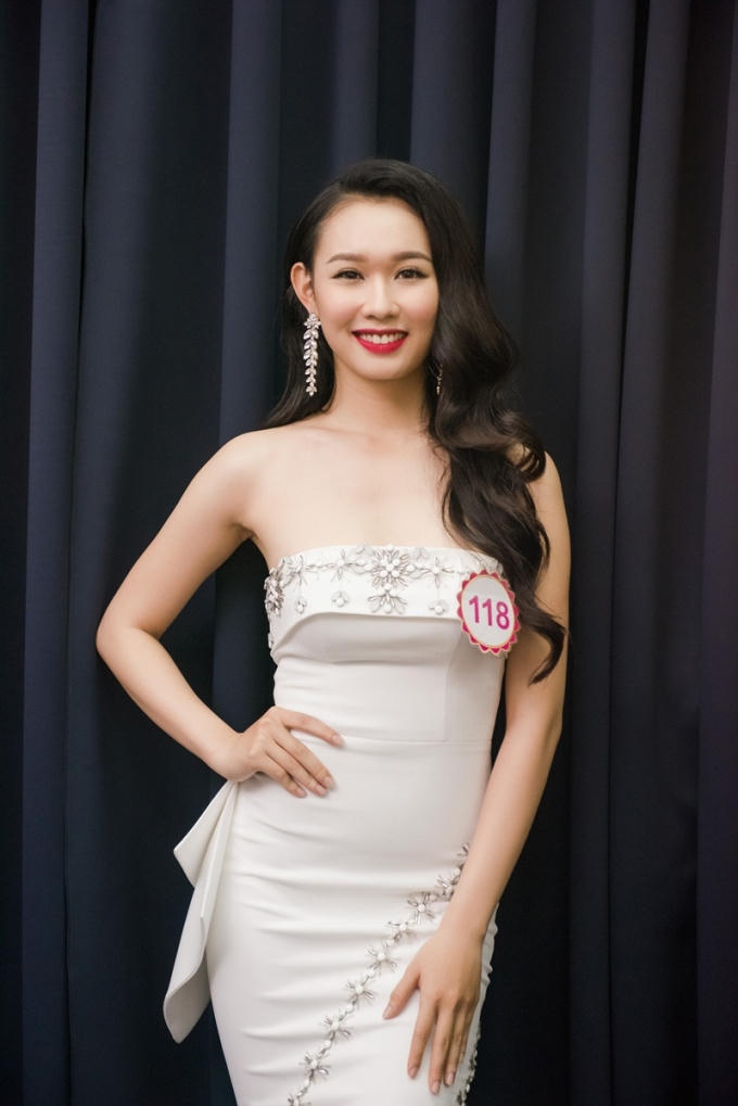 Nhờ tìm hiểu và giao lưu cùng nhau từ trước, các thí sinh sẵn sàng hỗ trợ nhau cùng vượt qua phần thi như chỉnh trang y phục, gợi ý cách tạo dáng.
