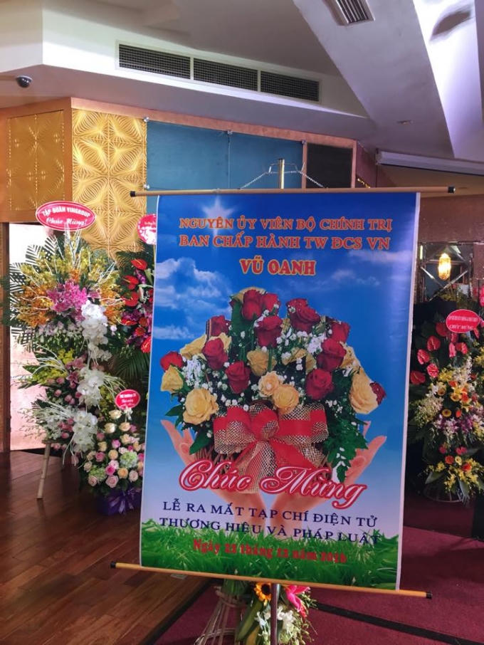Tạp chí điện tử Thương hiệu và Pháp luật vinh dự được đón nhận Bức trướng hoa chúc mừng của đồng chí Vũ Oanh - Nguyên Ủy viên Bộ Chính trị.
