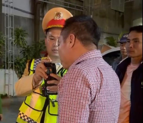 Nồng độ cồn của tài xế L. lên tới 0,466 mg/L khí thở - Ảnh cắt từ video.