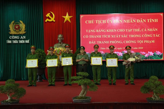 Đại tá Nguyễn Quốc Đoàn, Giám đốc công an tỉnh Thừa Thiên Huế tặng thưởng nóng Phòng CSĐT tội phạm về ma tuý.