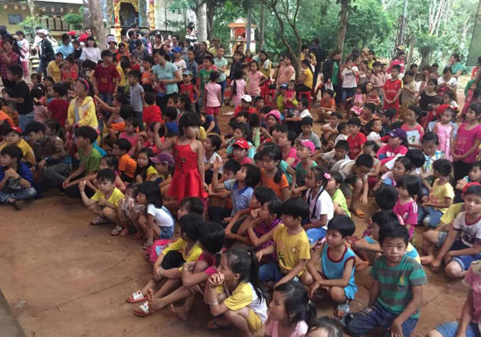 Đông đảo các em thiếu nhi về chùa vui trung thu.