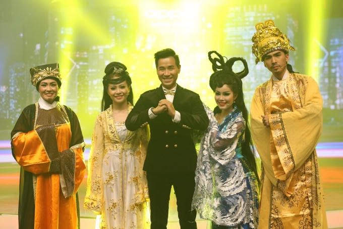 Đoạn kết của tiết mục là cảnh Hoàng hậu tự tay phóng hỏa tẩm cung để quyên sinh.