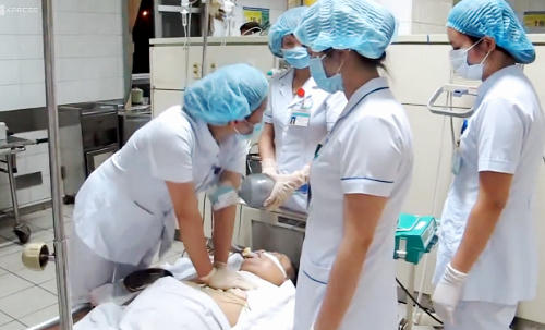 Nhân viên y tế nỗ lực hồi sức cho các bệnh nhân còn lại của sự cố. Ảnh: N.P.