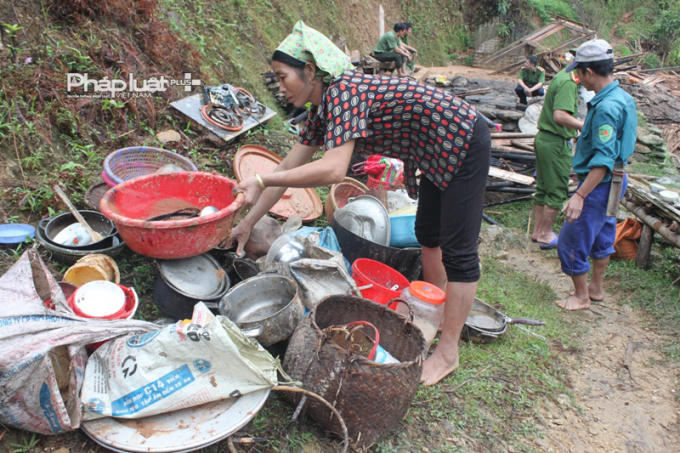 Lực lượng chức năng địa phương đang hỗ trợ nhân dân di rời chỗ ở.