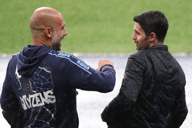 Guardiola cười nói với Arteta khi gặp lại nhau ở Etihad. Guardiola tiết lộ ông sẽ uống rượu với Arteta sau trận đấu