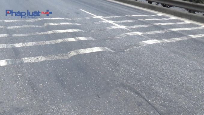 Mặt đường lồi lõm, những vết hằn lún chạy dài hàng km.