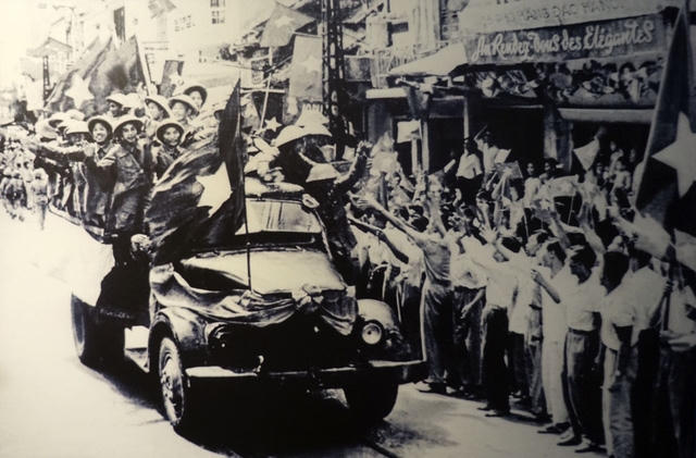Nhân dân Thủ đô Hà Nội đón bộ đội ta về tiếp quản Thủ đô ngày 10/10/1954.