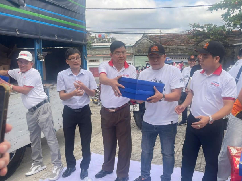 Nhà báo Huỳnh Ngọc Hiếu, Phó Trưởng Văn phòng đại diện TP HCM Báo Pháp Luật Việt Nam (ở giữa), cùng lãnh đạo địa phương chuẩn bị quà cho bà con.