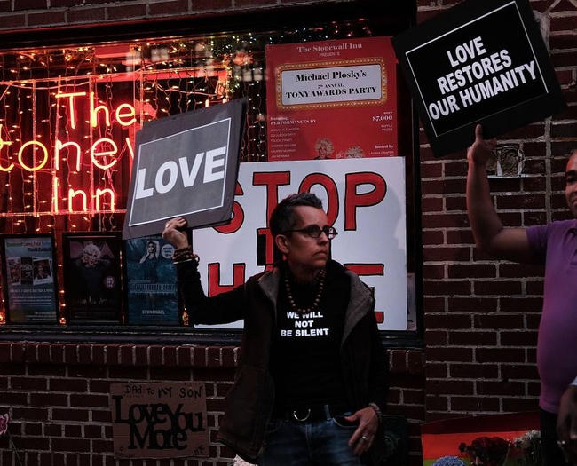 Tại New York, những buổi lễ cầu nguyện, biểu tình diễn ra rộng khắp.