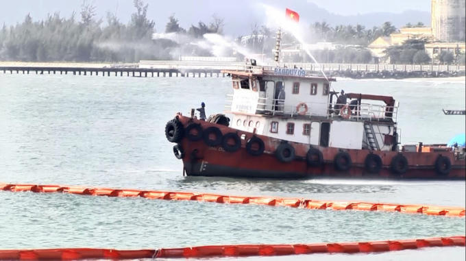 Đội ứng phó kéo rải phao quây, dùng tàu hút dầu hút dầu tràn trên biển.
