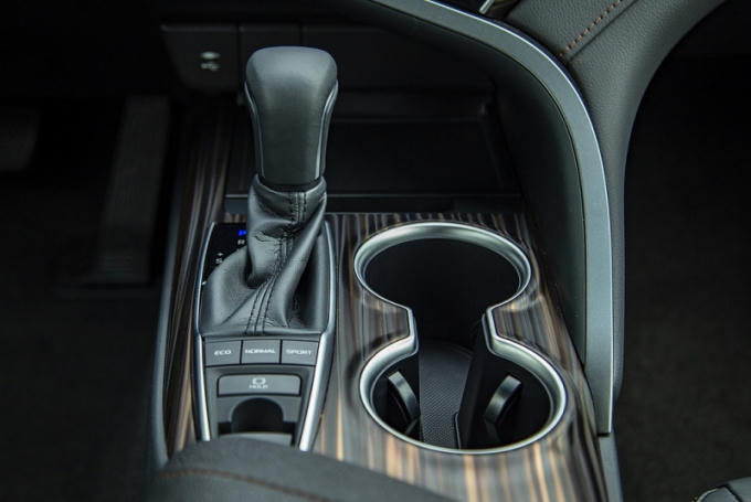 Toyota Camry 2019 nhập khẩu từ Th&aacute;i Lan gi&aacute; b&aacute;n từ 1,029 tỷ đồng