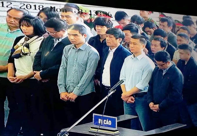 92 bị cáo đứng trước mục khai báo, chia làm 7 hàng.