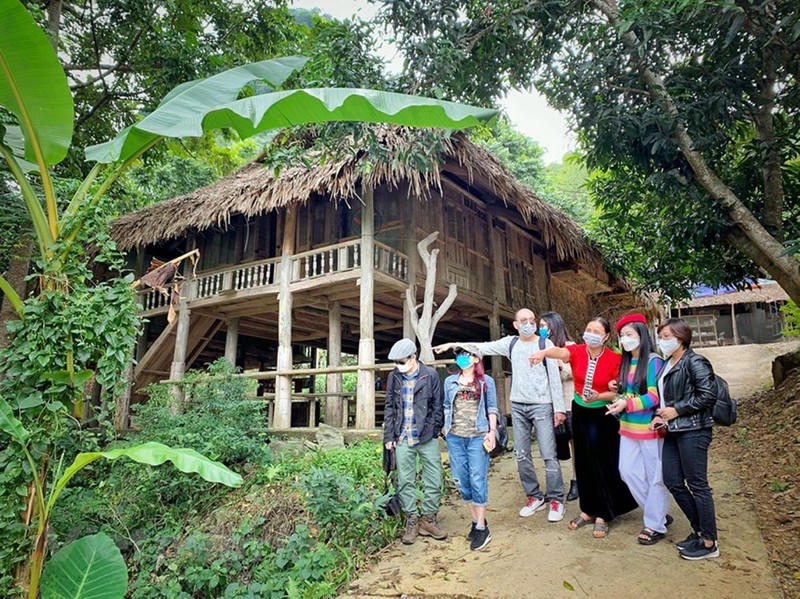 Bà Đinh Thị Yệu giới thiệu cảnh sắc Mường cho du khách.