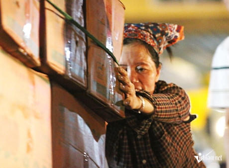 Tiền công cho những người đẩy xe ở phía sau dao động từ 20-30 ngàn đồng mỗi chuyến.