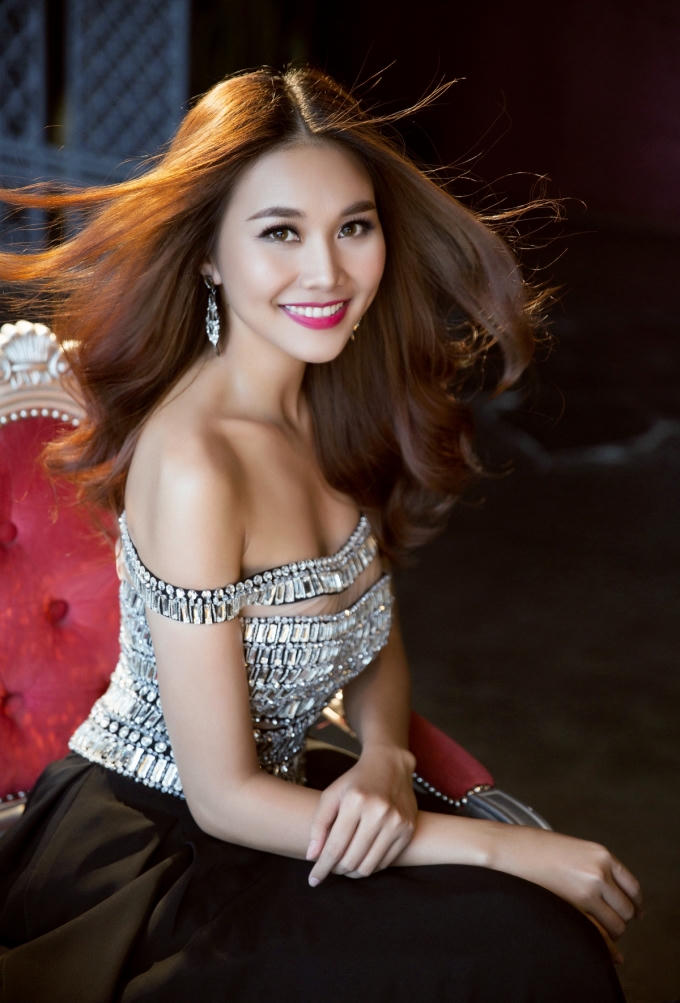 Siêu mẫu Thanh Hằng xuất hiện ấn tượng trong những bộ váy yêu kiều và lộng lẫy. Thanh Hằng thật sự hóa thân vào một nữ hoàng đêm tiệc với vẻ đẹp rạng rỡ.