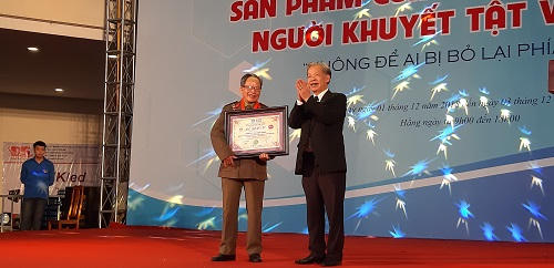 AHLLVT, Đại tá Lê Duy Ứng nhận Bằng Chứng nhận của Hội kỷ lục gia Việt Nam.