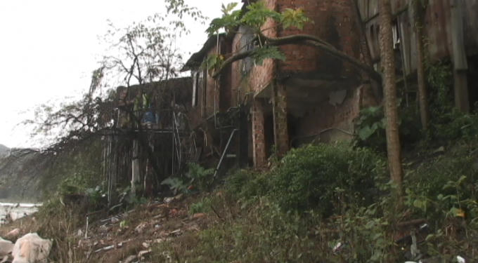 Người dân phải gia cố nhà đề phòng sạt lở.