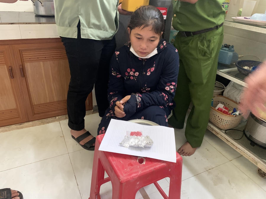 Đối tượng Nguyễn Thị Huyền Trang cùng tang vật bị thu giữ tại nhà ở của đối tượng