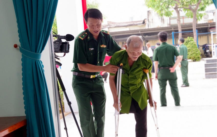 CBCS các đồn Biên phòng hỗ trợ bà con đến nhận quà tại ngày hội