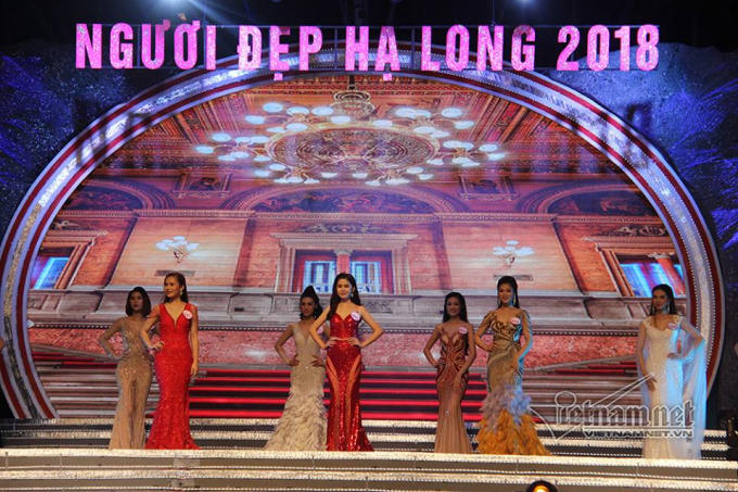 Các thí sinh trong trang phục dạ hội.